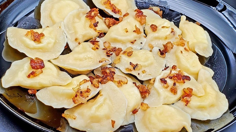 Вареники з картоплею та цибулею: класичний рецепт