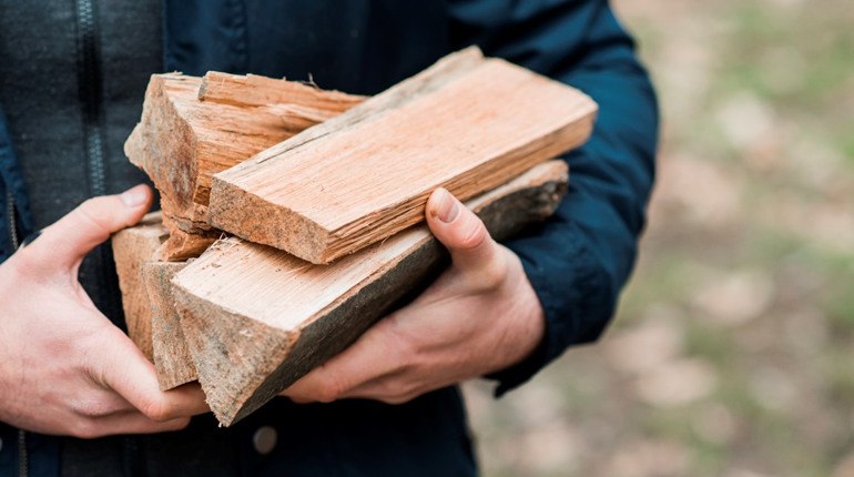 Майже 8 тисяч гривень за неіснуючі дрова. У Первомайську шукають шахраїв, які ошукали двох жінок