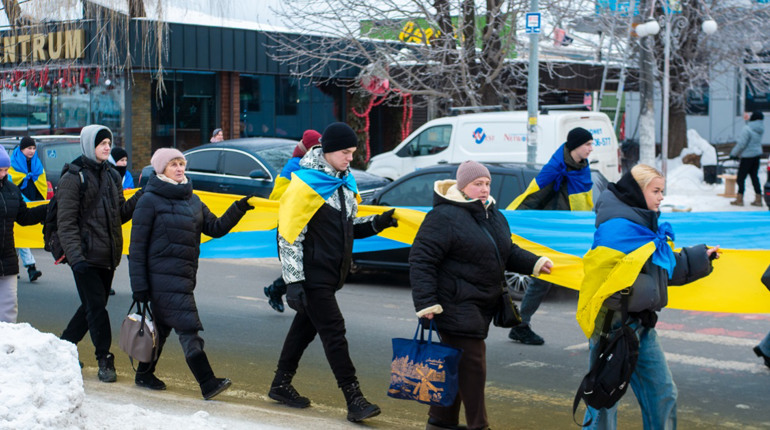 У День Соборності в Полонному люди об'єдналися ходою та пятдесятиметровим прапором