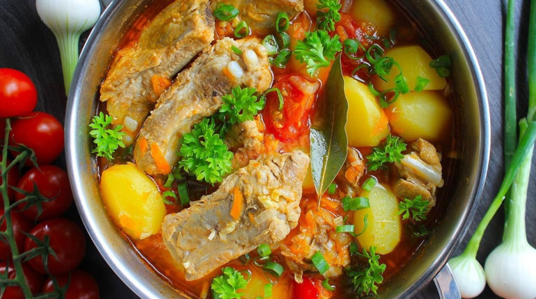 Тушкована картопля зі свинячими реберцями: покроковий рецепт