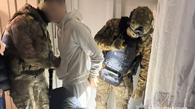 На Кременеччині чоловікам вручили підозру через торгівлю наркотиками