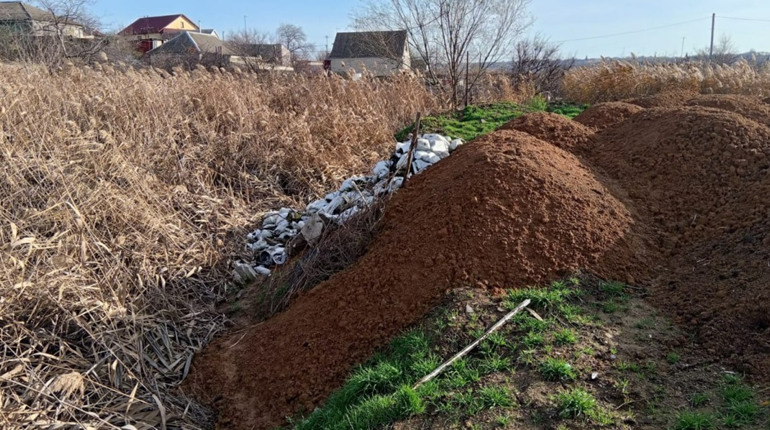 У Нерубайському засипали сміттям балку, якою протікає струмок: збитки — понад 600 тис. грн