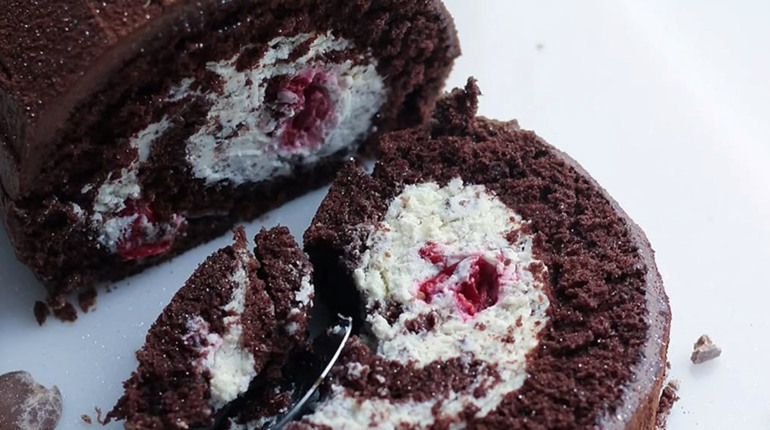 Готуємо сьогодні: п'яну вишню в рулеті та фінський млинець