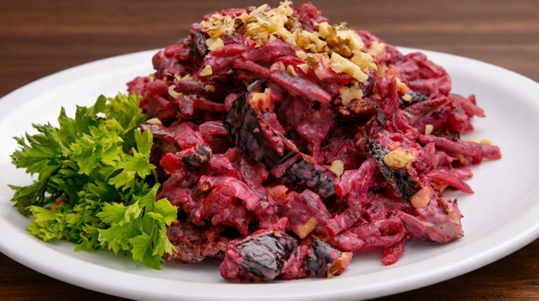 Салат «Пікова дама» з буряком і чорносливом: простий рецепт