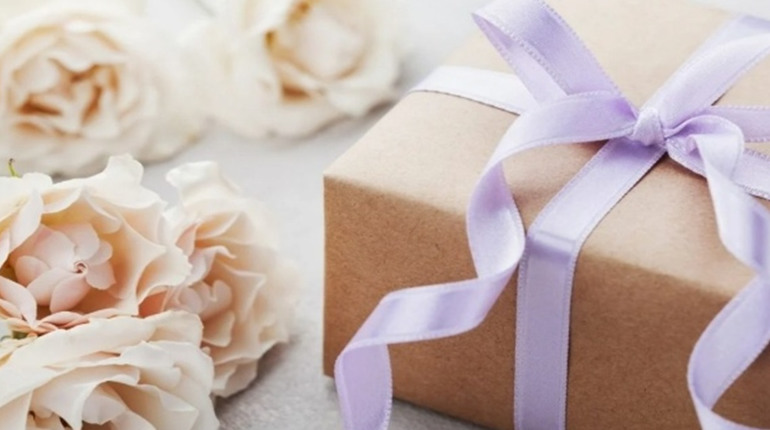 Цікаві ідеї подарунків на 8 Березня: які оригінальні подарунки дівчаткам на 8 Березня презентувати?