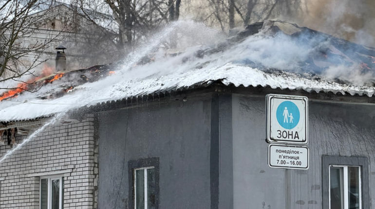 Росіяни серед дня вдарили дроном по будинку в Глухові: виникла пожежа