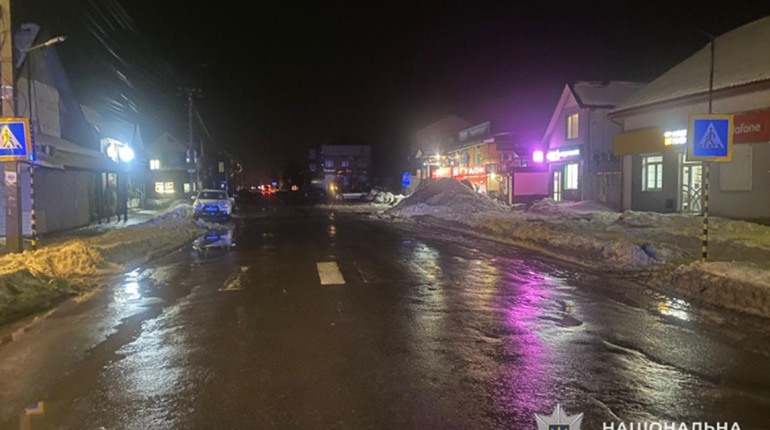 У Кременці під колеса автомобіля потрапив 17-річний юнак