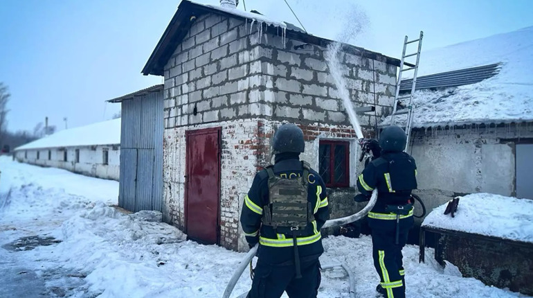 У Мотовилівці рятувальники загасили пожежу у виробничій будівлі