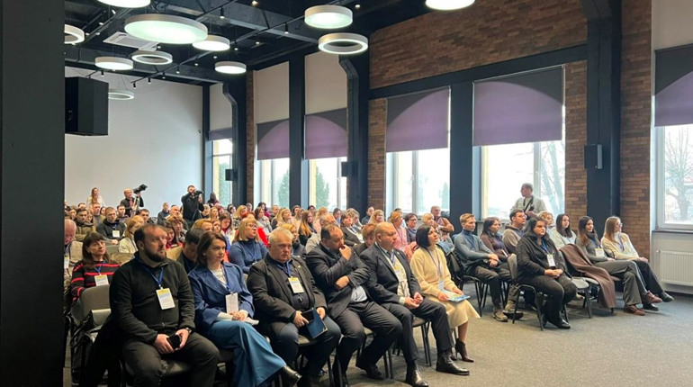 В Івано-Франківську обговорили нову програму інтеграції ВПО: “Місто має бути єдиною родиною”