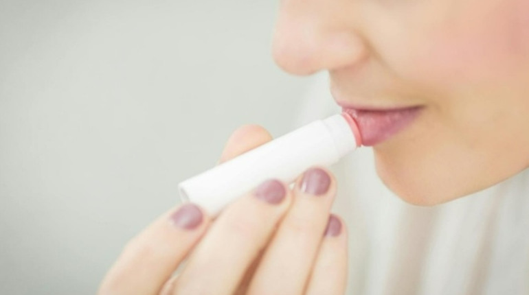 Як захистити губи від сухості у будь-яку пору року: ефективний бальзам для губ