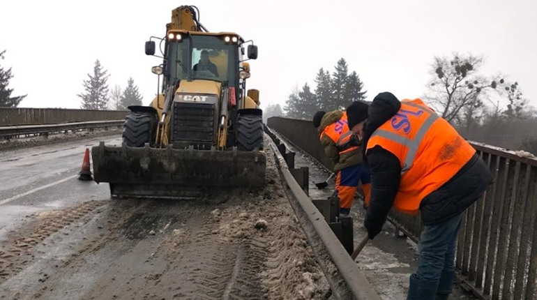 Автошляхи Хмельниччини готують до різкого похолодання