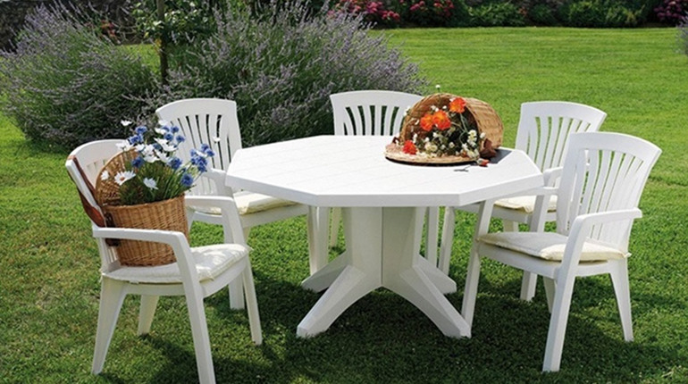 Садові меблі для подій: що вибрати для літнього формату