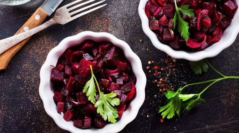 Буряк по-новому: 4 салати, які змусять вас закохатися в цей овоч