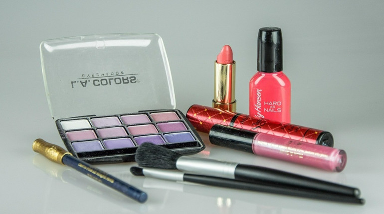 Палітри для «монохромного» макіяжу: тренд 2026