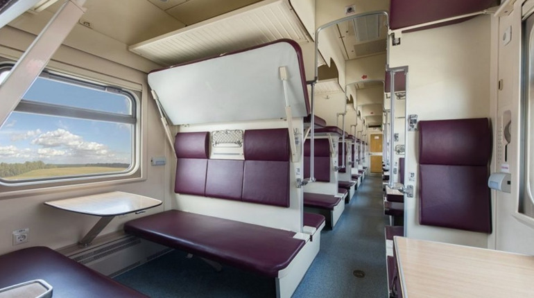 Хто має право на нижню полицю, столик і місце для багажу в потягу: роз’яснення «Укрзалізниці»