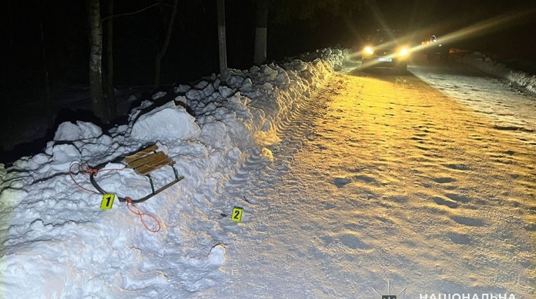 На Кременеччині під колеса авто потрапила 14-літня дівчина