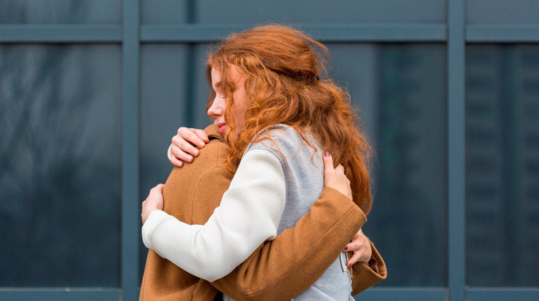 Як підтримати і не зашкодити: запишіться на відкриту лекцію про першу психологічну допомогу