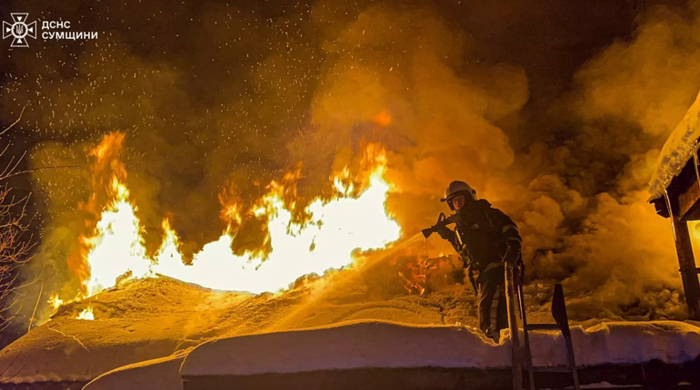 У Глухові сталася пожежа в приватному секторі: від вогню врятували будинок