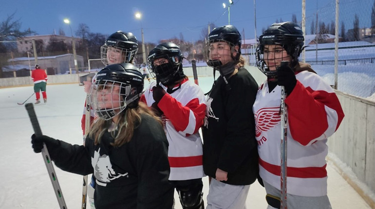Вперше у Шостці з’явилася жіноча хокейна команда: чому дівчата вирішили вийти на лід з ключками