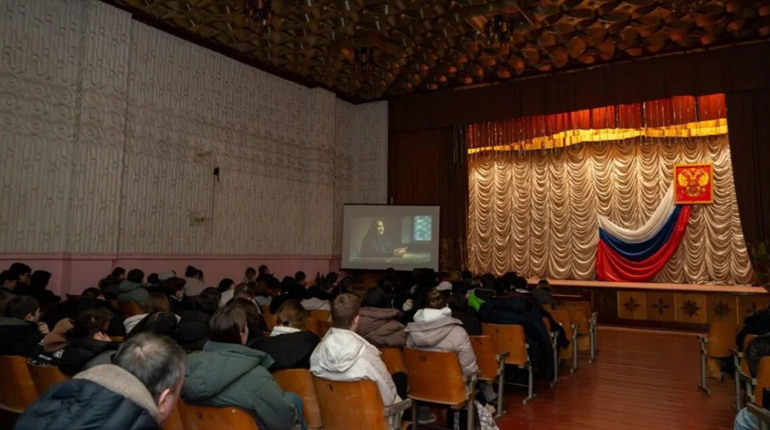 На ТОТ Херсонщини молоді показують російський фільм із закликами до страти “зрадників”