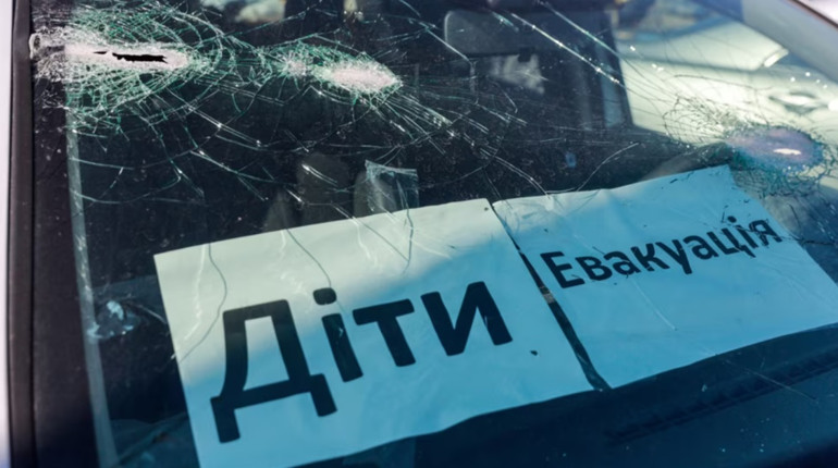 Дітей зможуть евакуювати з зони бойових дій без згоди батьків: як це працюватиме