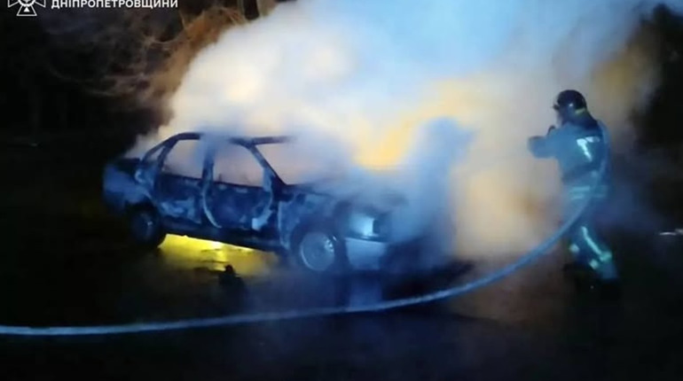 У Жовтих Водах вночі загорівся легковик: пожежу ліквідували рятувальники