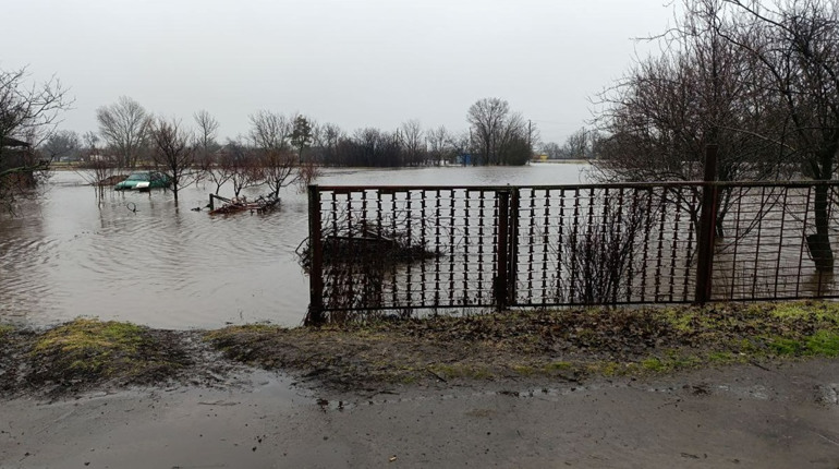 Вулицю Молодіжну в Кумарях підтопило: вода вже в підвалах будинків