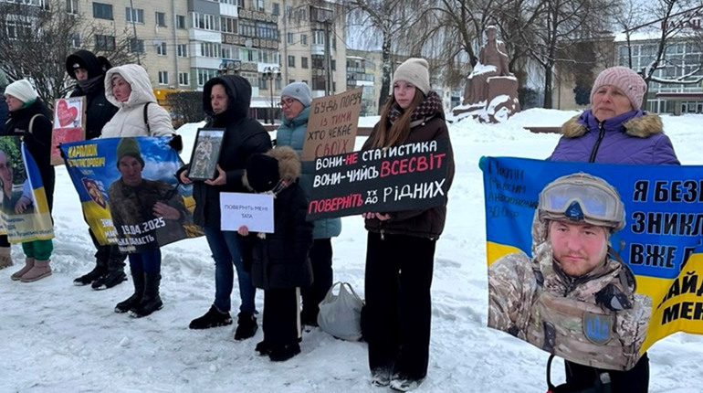 "Поверніть мені тата" – плакат, семирічна дівчинка і невідомість уже пів року