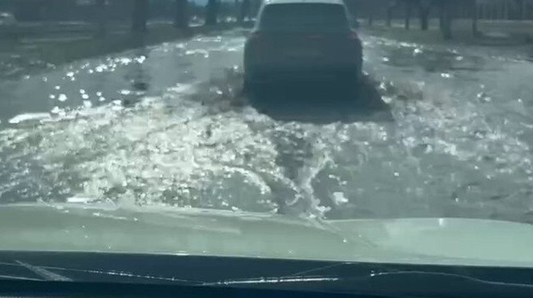 Луганськ після відлиги пішов під воду: двори й дороги підтопило, а окупанти називають це “Венецією”