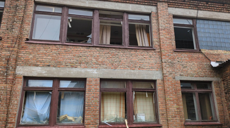 У Фастівській «первинці» відновили пошкоджені вікна після дронової атаки