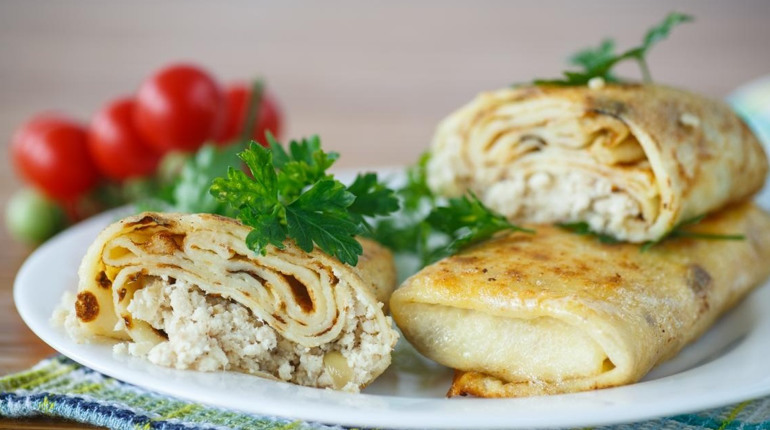 Млинці з курячим м’ясом: простий домашній рецепт