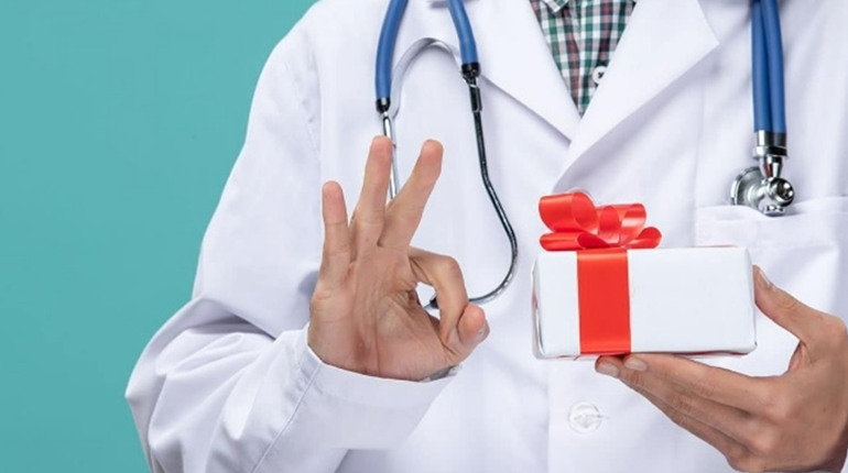 Що подарувати лікарю: як подякувати професіоналу