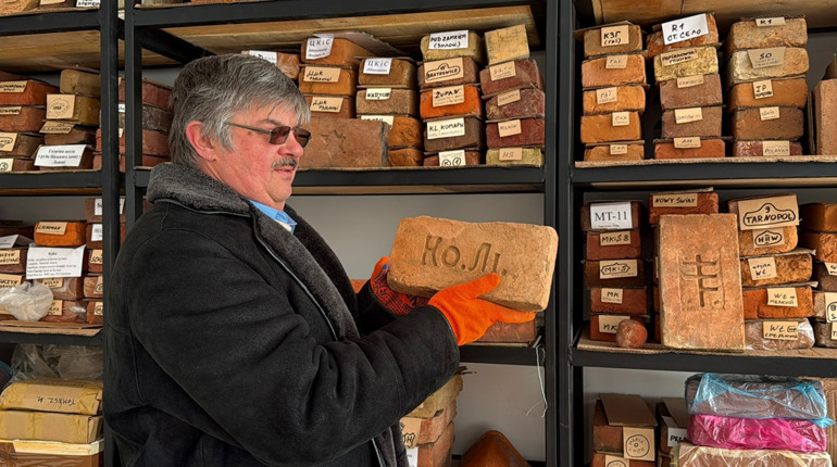 «Це все — шматки історії, яку треба зберегти»: тисяча цеглин колекціонера зі Львова