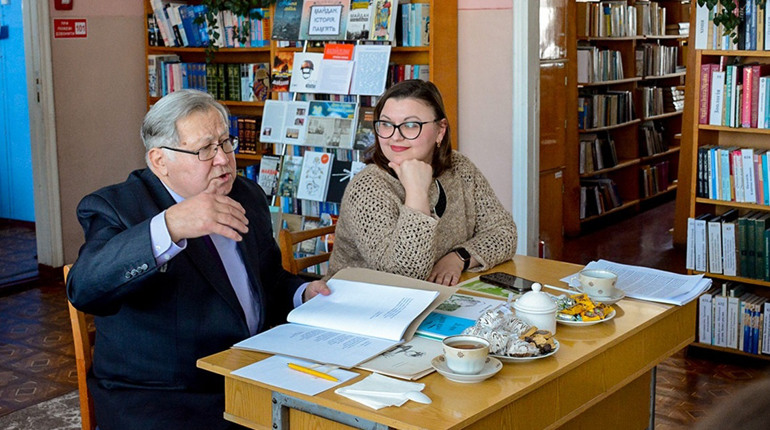 Діалог поколінь у День рідної мови: творча зустріч із Віктором Заїкою в бібліотеці в Кагарлику