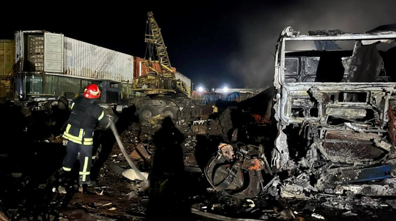 Нічний удар по Одещині: двоє людей загинули, є поранені. Дрон влучив у багатоповерхівку