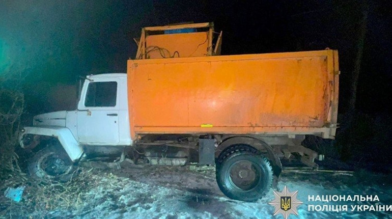 На Полтавщині чоловік викрав комунальну вантажівку: авто врізалося в паркан