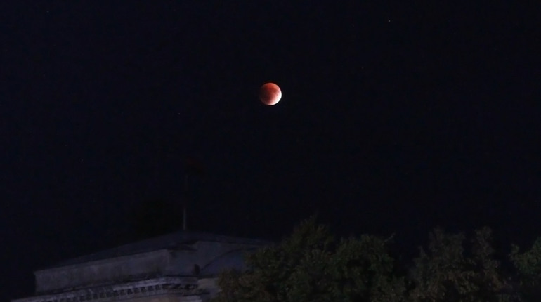 Черв’ячний чи Кривавий? Що означає березнева повня 2026 року і чи побачать її українці