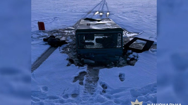 У Миргородському районі автомобіль провалився під кригу: четверо людей врятувалися