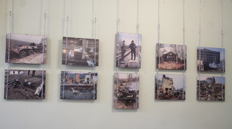 ПАМ'ЯТЬ У СВІТЛИНАХ: ФОТОВИСТАВКА ПРО ПЕРШІ ДНІ ПОВНОСШТАБНОГО ВТОРГНЕННЯ