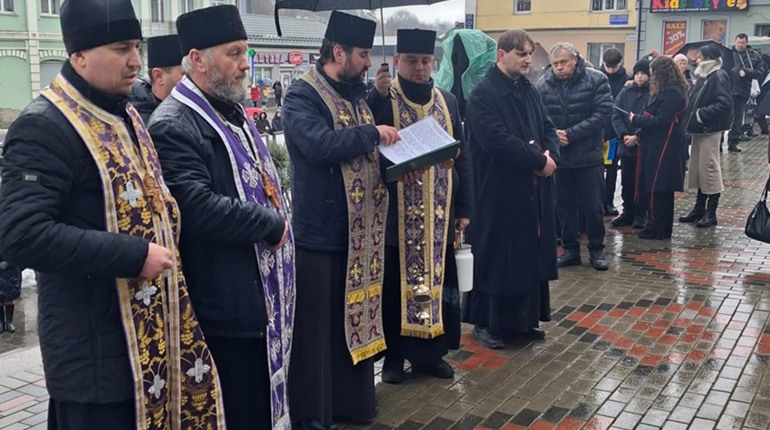 У четверту річницю повномасштабного вторгнення кременчани молились за мир і перемогу України