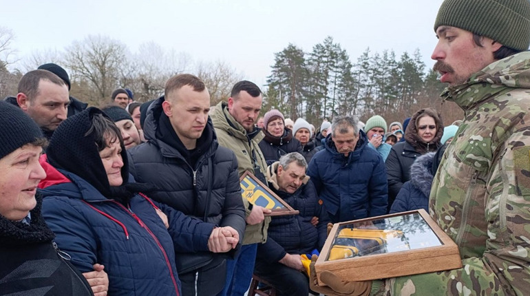 Менська громада попрощалася із захисником Леонідом Кнутом