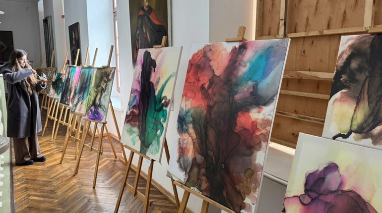 У Вишнівецькому палаці діє виставка кременецької мисткині