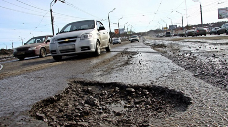 Зі снігом в Україні “зійшов” і асфальт: стан покриття державних доріг та плани ремонту на 2026 рік