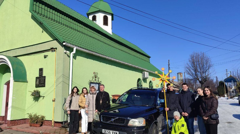 Коляда, що рятує життя: молодь парафії святого Димитрія у Фастові придбала авто для «Азову»