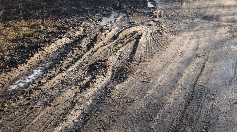 Паводок відрізав від міста: на вулиці Садовій у Первомайську розмило дорогу