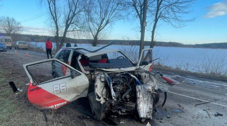 На Фастівщині водій врізався в дерево: поліція з’ясовує причини ДТП