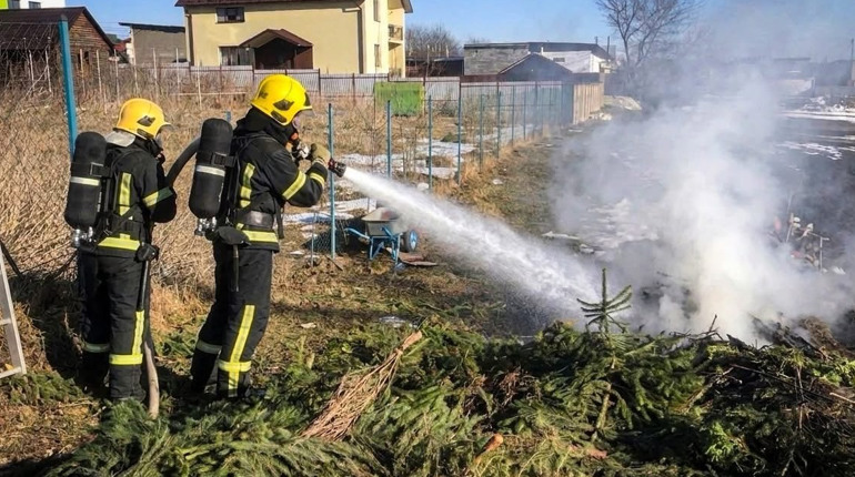 За добу на Кременеччині ліквідували дві пожежі