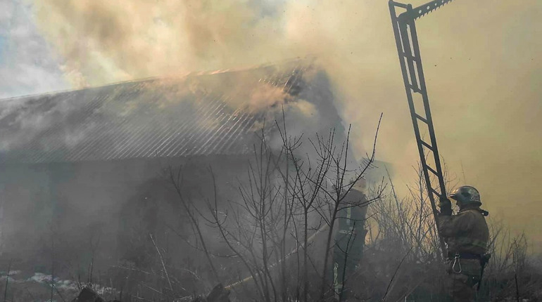 Пожежа в Кикові: трава зайнялася, вогонь перекинувся на будівлю