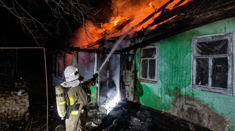 На Кременеччині рятувальники гасили пожежу житлового будинку