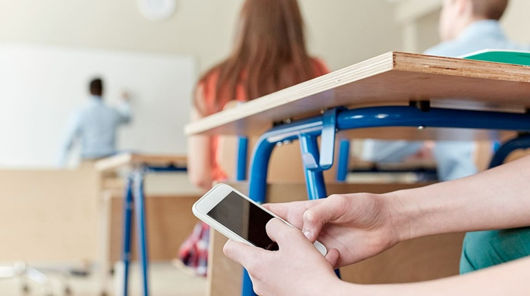 Телефон під час уроку: право учня чи проблема школи?